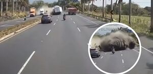 El momento fue captado por una cámara instalada en el tablero de uno de los vehículos afectados.