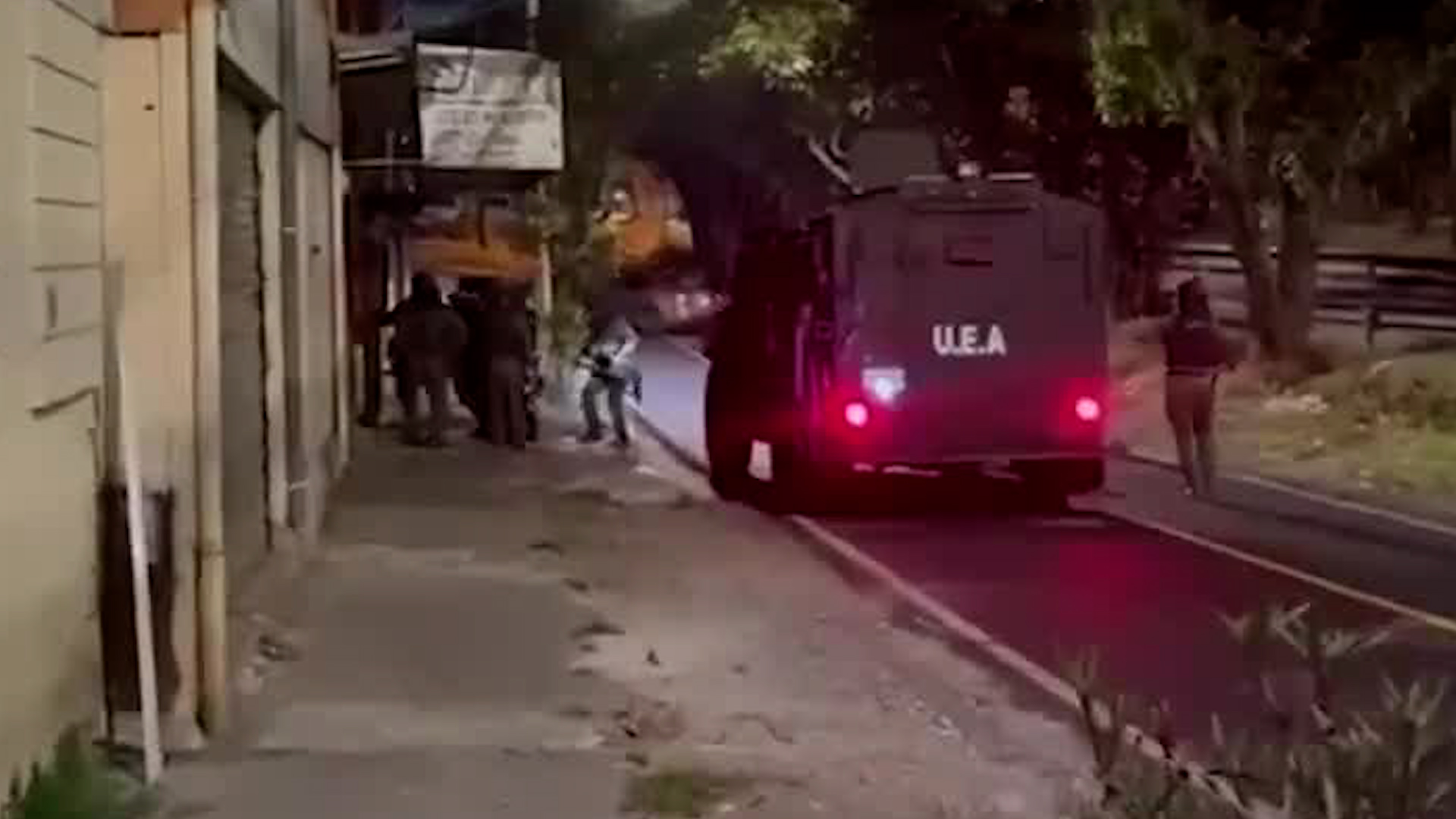 Diez personas son detenidas; entre ellos un oficial de Fuerza Pública