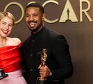 Jessie Buckley y Michael B. Jordan, con los Oscar como mejor actriz y actor protagonista. (ElPaís)