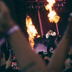 El reguetonero sorprendió con una propuesta sinfónica que encendió al público (Foto de Ronny Fonseca).