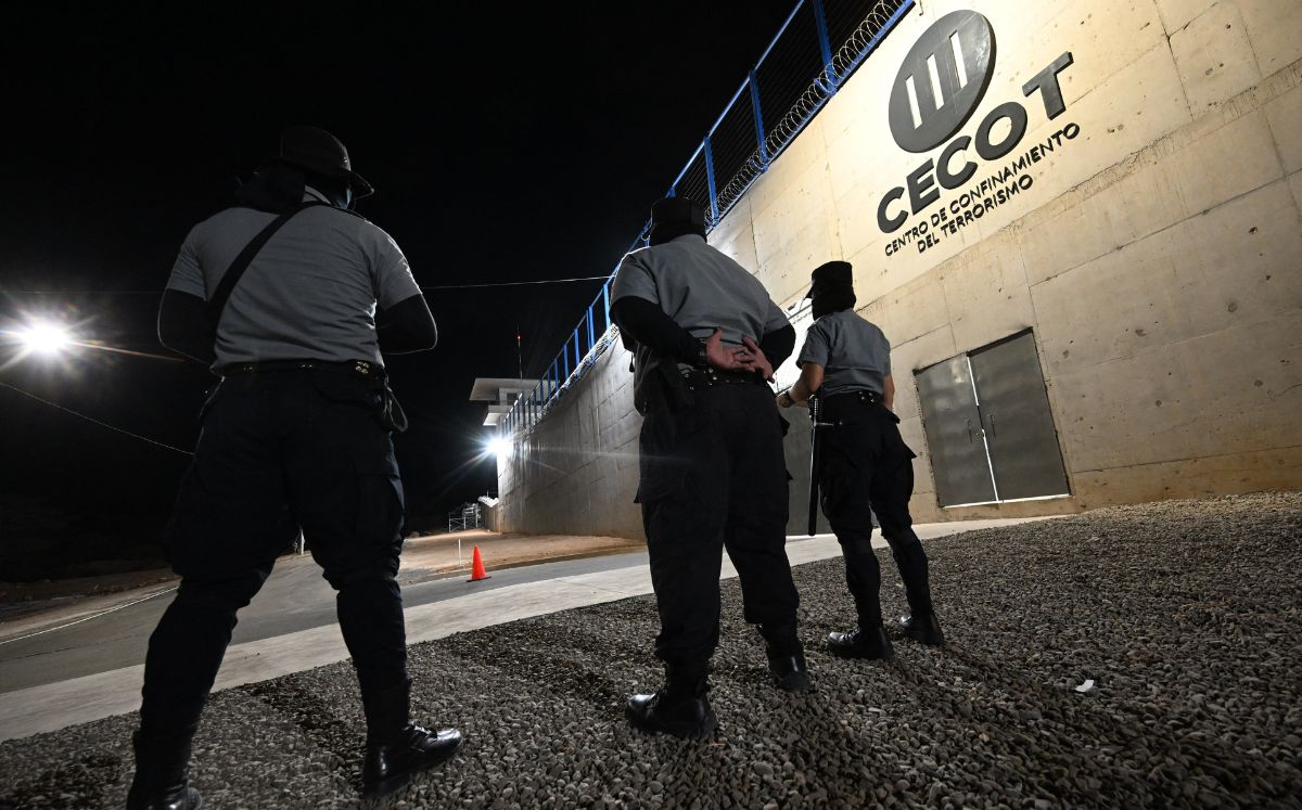 Agentes de seguridad penitenciaria de El Salvador. (AFP)