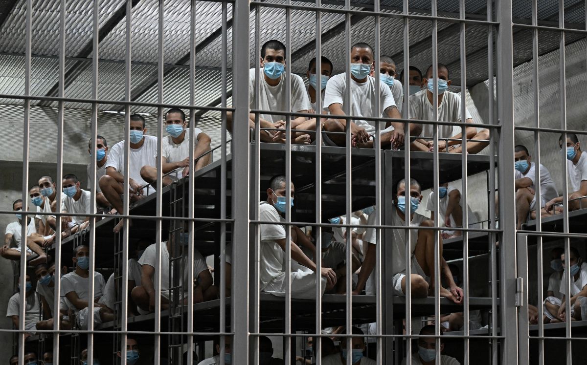 Reclusos de El Salvador dentro de las celdas. (AFP)