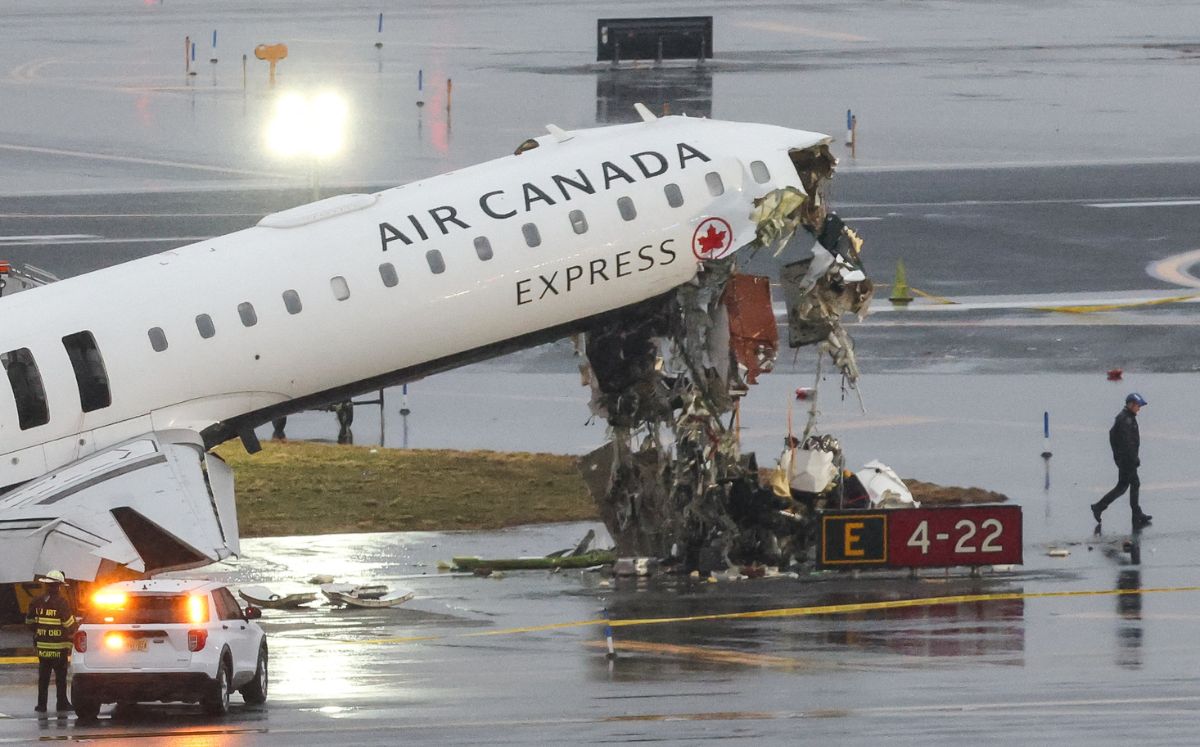 Choque entre avión de Air Canada con camión de bomberos en aeropuerto de Nueva York.(AFP)