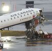 Choque entre avión de Air Canada con camión de bomberos en aeropuerto de Nueva York.(AFP)