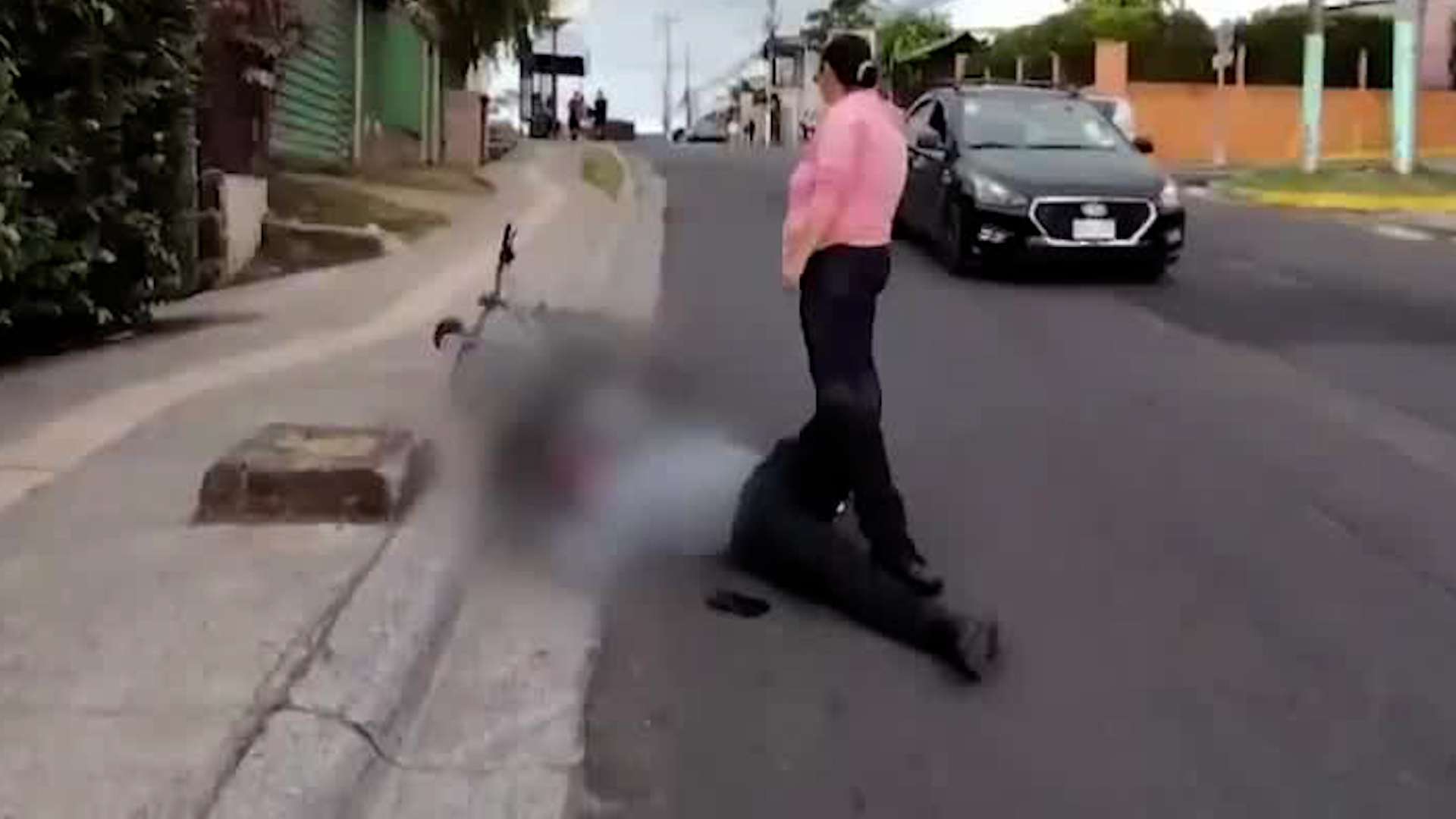 Peligrosos huecos provocan accidentes en Curridabat | VIDEO