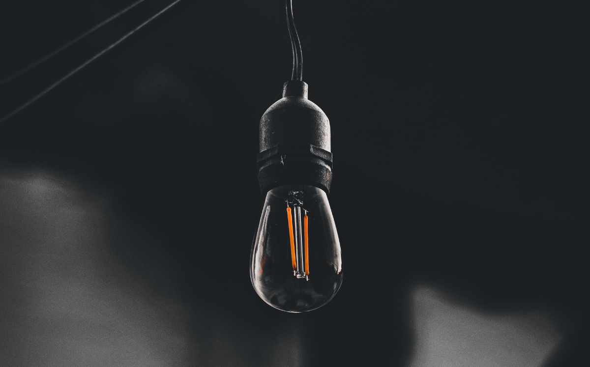 Suspensión del servicio eléctrico, semana 24 de marzo. (Freepik)