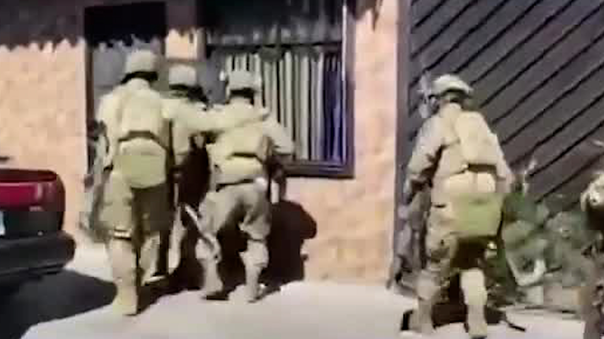 Banda secuestra viviendas de vecinos en Hatillo