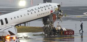 Choque entre avión de Air Canada con camión de bomberos en aeropuerto de Nueva York.(AFP)