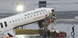 Choque entre avión de Air Canada con camión de bomberos en aeropuerto de Nueva York.(AFP)