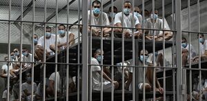 Reclusos de El Salvador dentro de las celdas. (AFP)