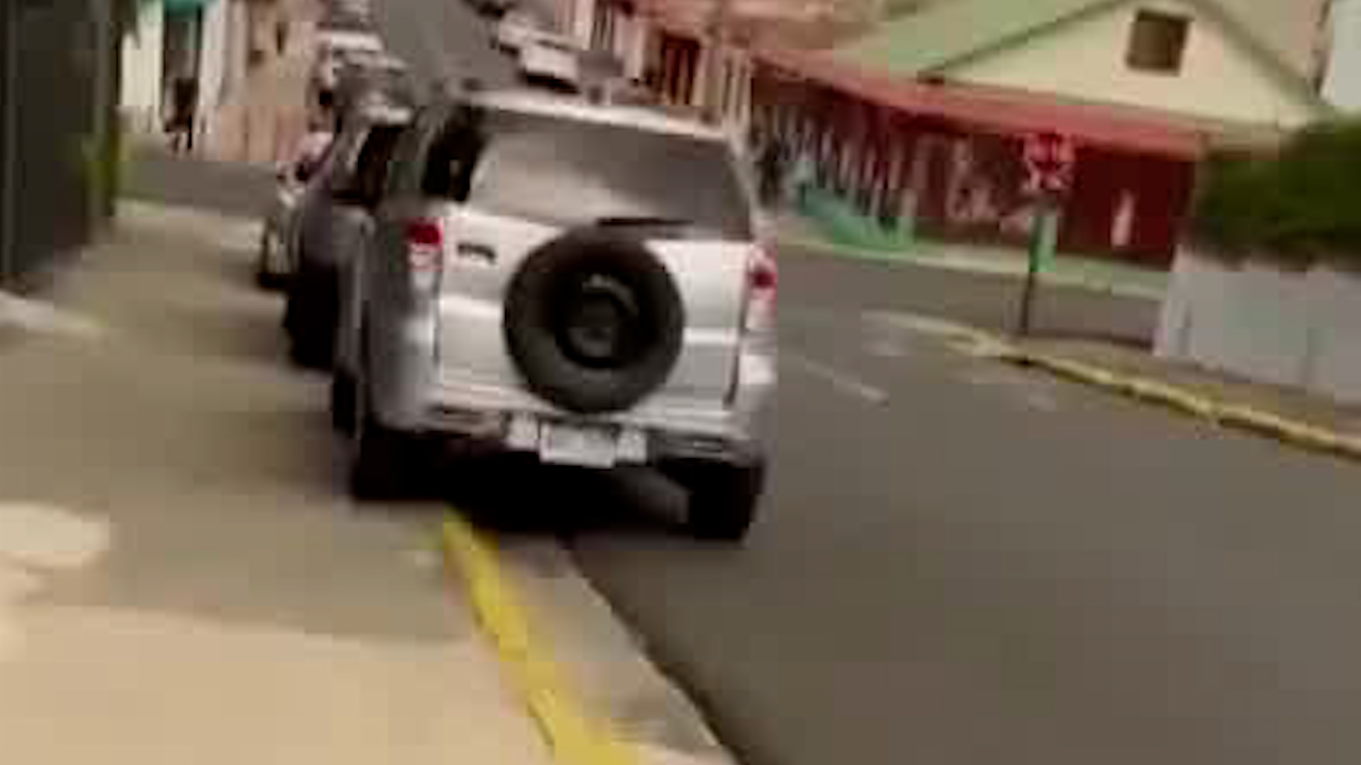 Conductores bloquean calles y aceras