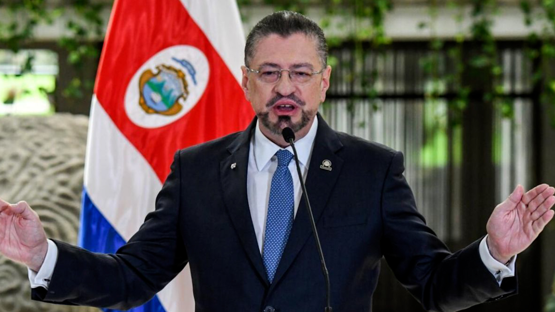 Presidente pide a contralora dejar su puesto