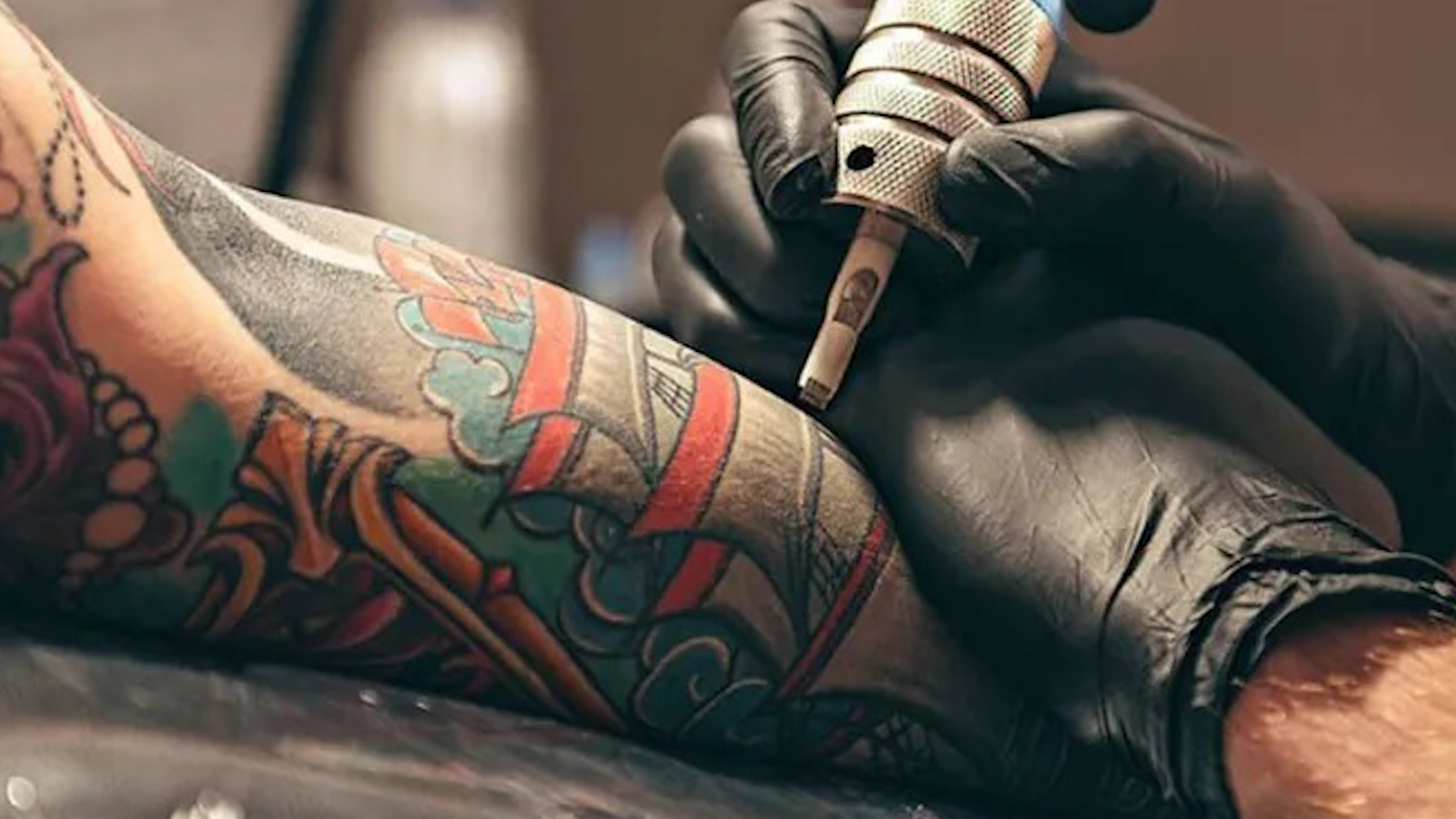 ¿Pueden los tatuajes alterar la respuesta a vacunas?