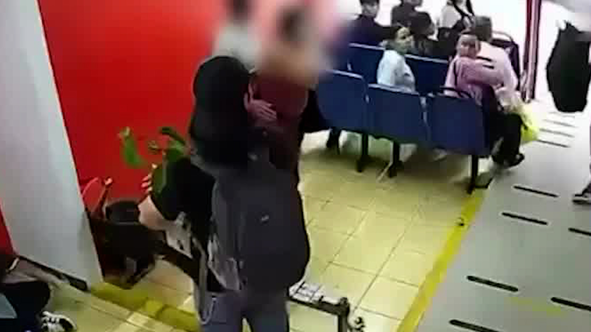 Hombre agrede a mujer en parada de bus de Cartago | VIDEO