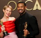 Jessie Buckley y Michael B. Jordan, con los Oscar como mejor actriz y actor protagonista. (ElPaís)