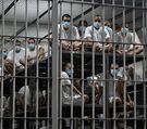Reclusos de El Salvador dentro de las celdas. (AFP)