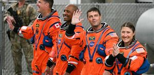 Astronautas de Artemis II con sus trajes espaciales para el lanzamiento. (AFP)