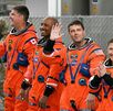 Astronautas de Artemis II con sus trajes espaciales para el lanzamiento. (AFP)