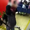 Hombre agrede a mujer en parada de bus de Cartago | VIDEO