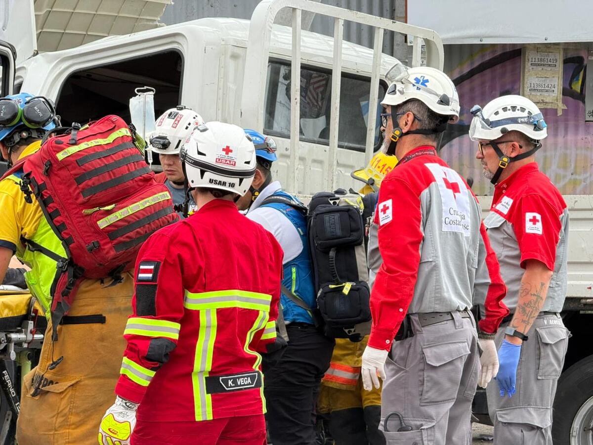 Colisión entre camión y motocicleta deja seis heridos