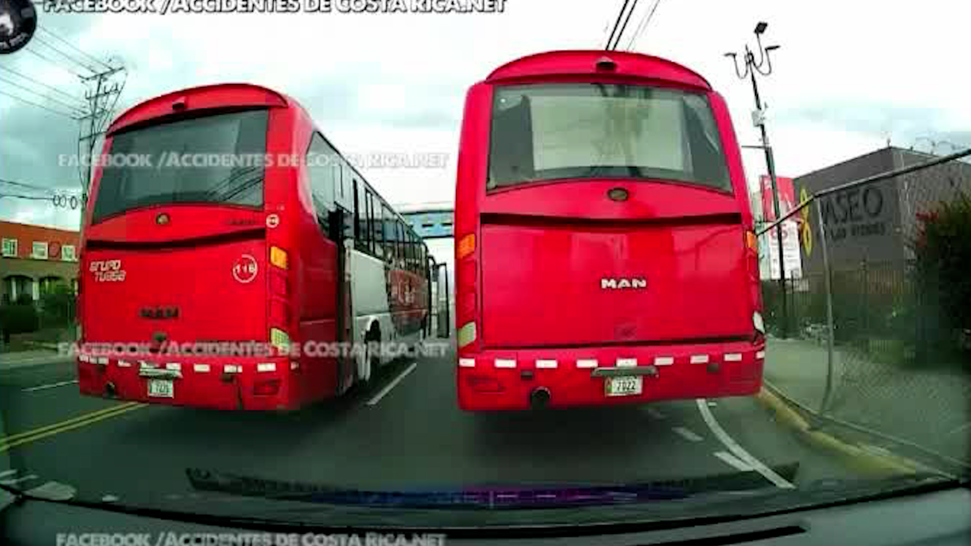 Autobús hace parada en media calle | VIDEO