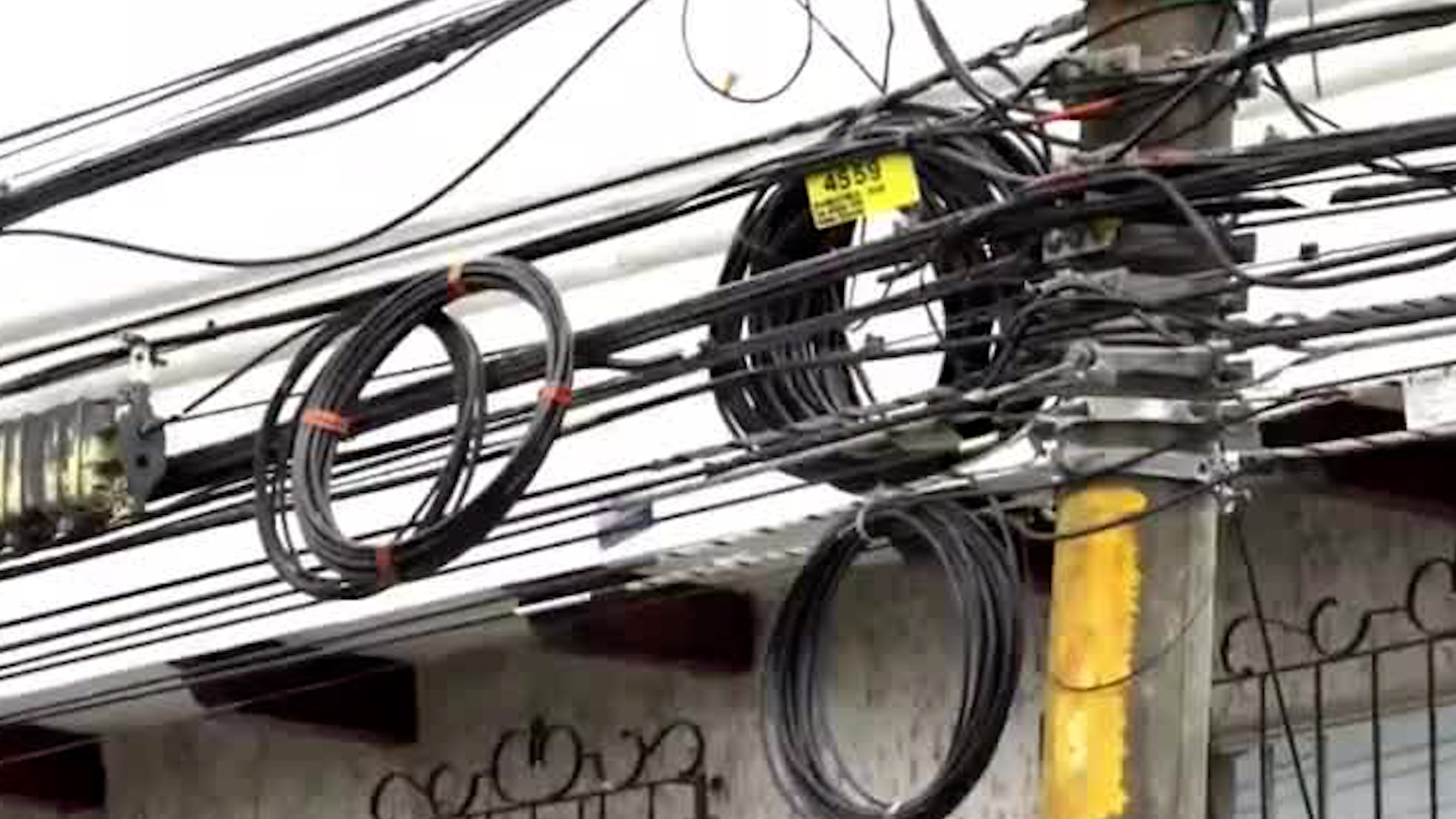 Exceso de cables genera contaminación visual