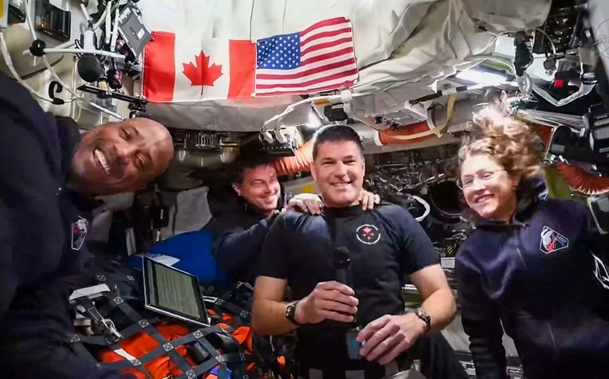 La nave Orion viaja alrededor de la Luna con los cuatro astronautas. (AFP/NASA)