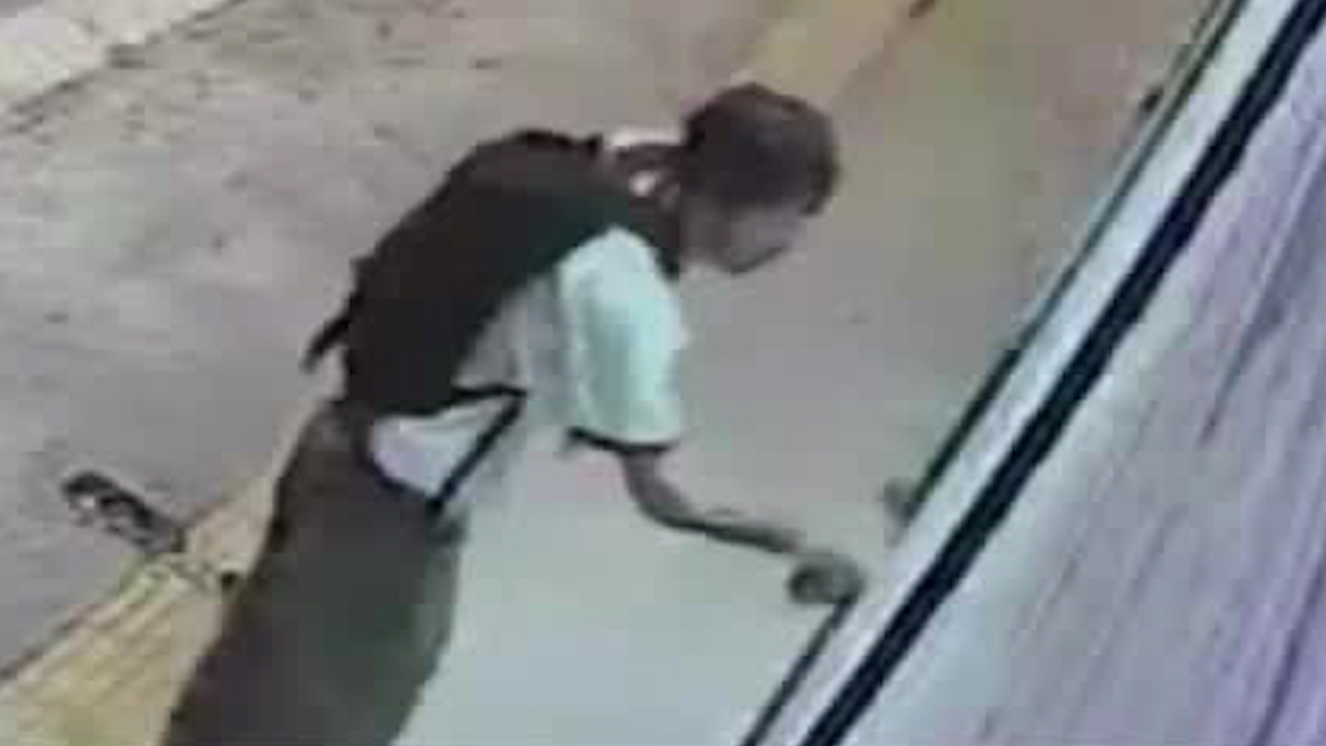 Sujeto realiza grafitis en comercios | VIDEO