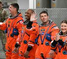 Astronautas de Artemis II con sus trajes espaciales para el lanzamiento. (AFP)