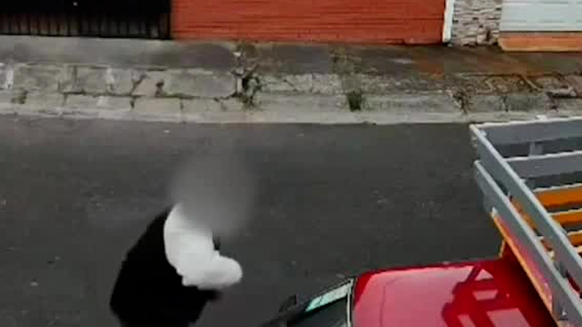 Hombre vandaliza un vehículo en Cartago | VIDEO