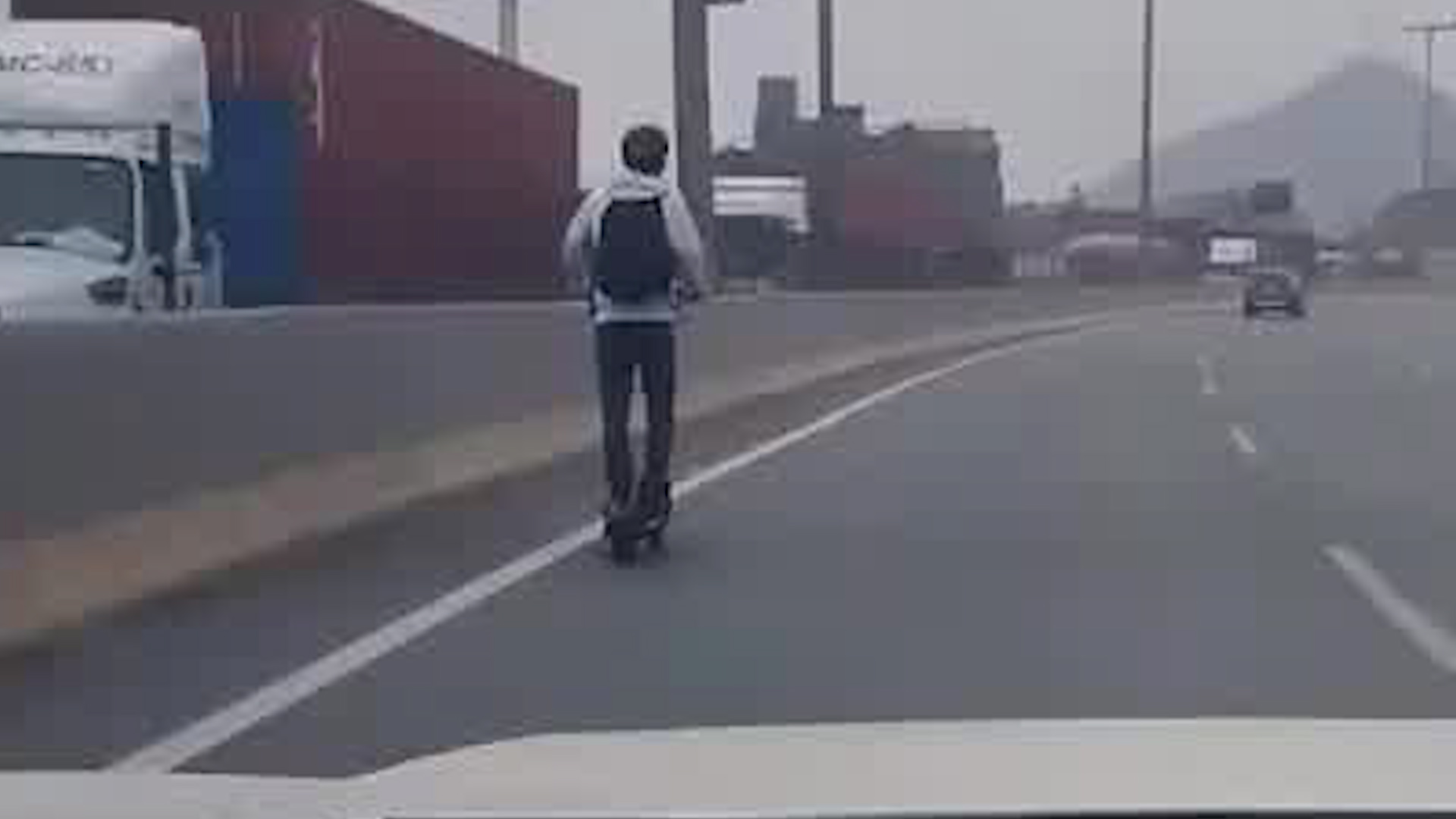 Joven en monopatín circula en el centro de la autopista | VIDEO