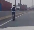 Joven en monopatín circula en el centro de la autopista | VIDEO