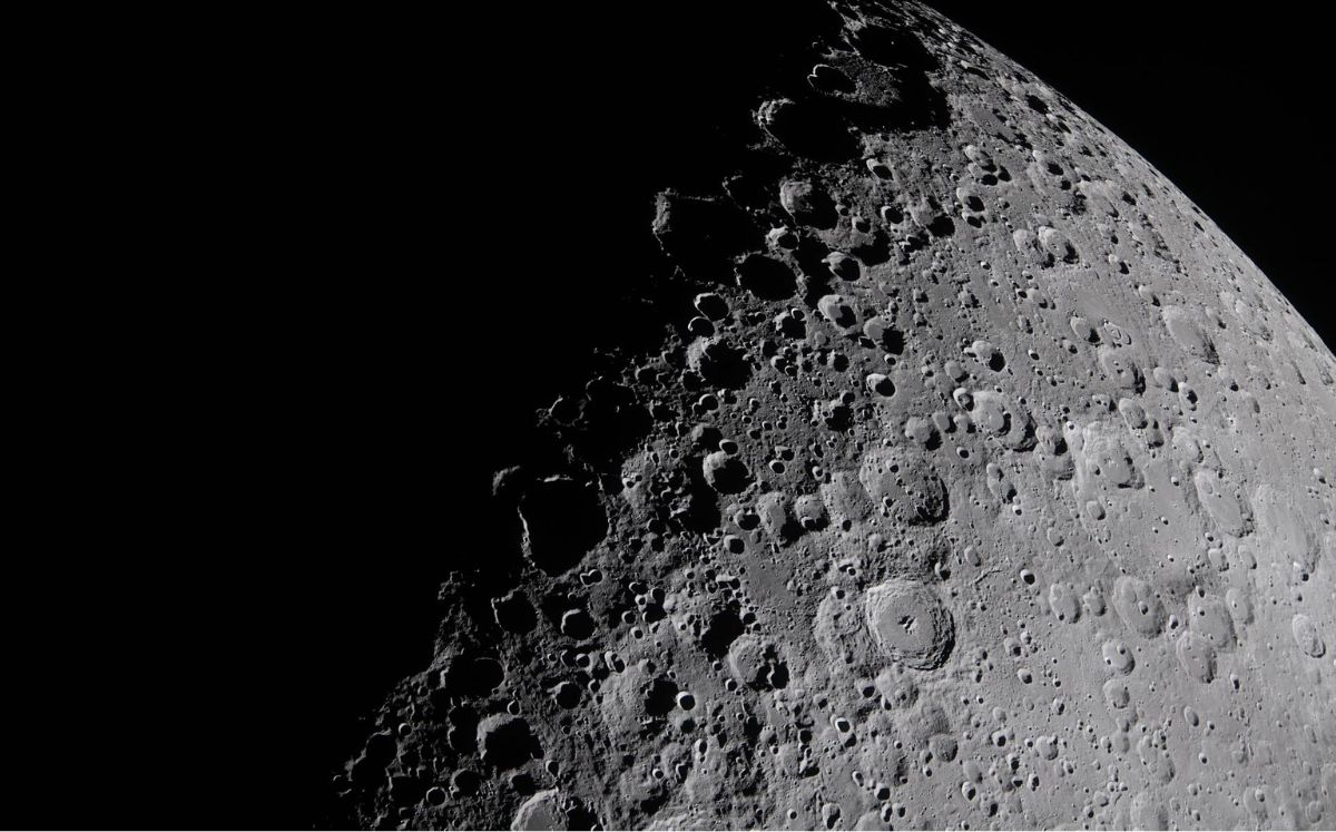 Una porción de la Luna que aparece a lo largo del terminador, el límite entre el día y la noche lunares. (NASA)