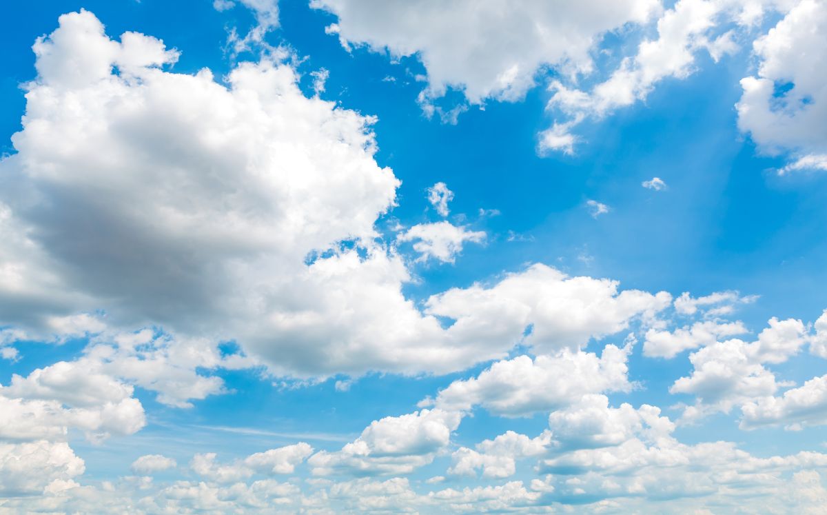 Condiciones nubladas y lluvias aisladas marcarán el clima de este miércoles. (Freepik)