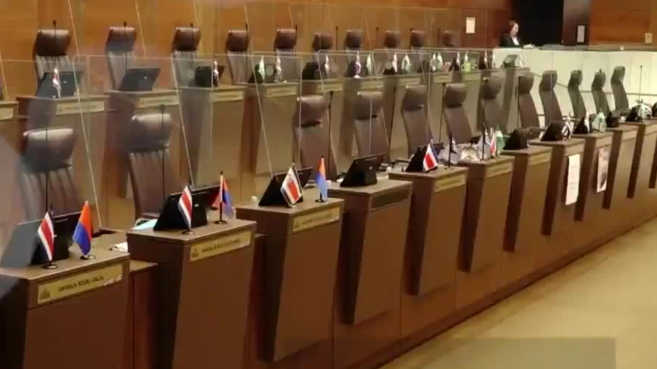 Congresistas salieron del país hasta en 427 ocasiones