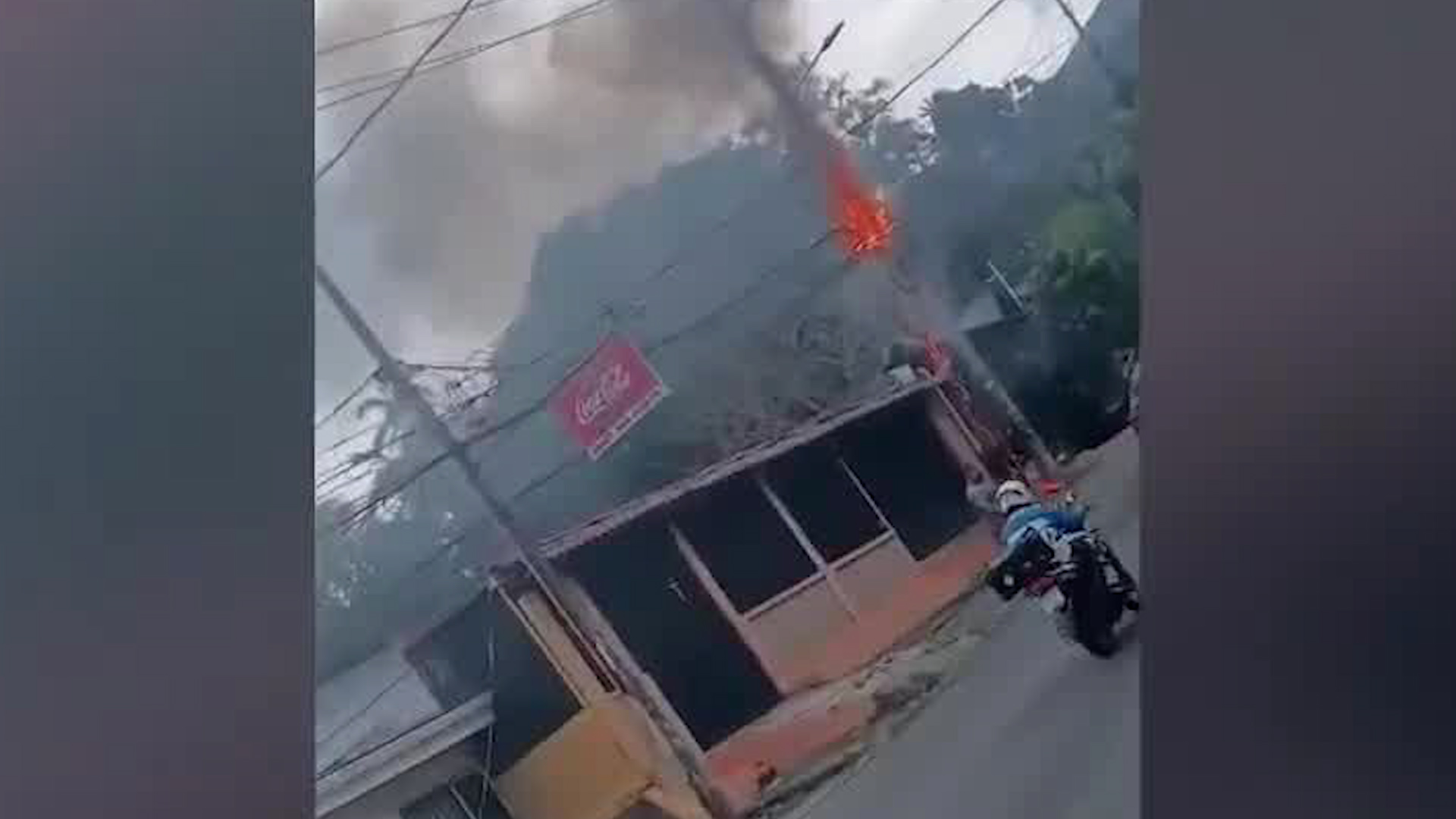 Poste ardió en llamas en Desamparados | VIDEO