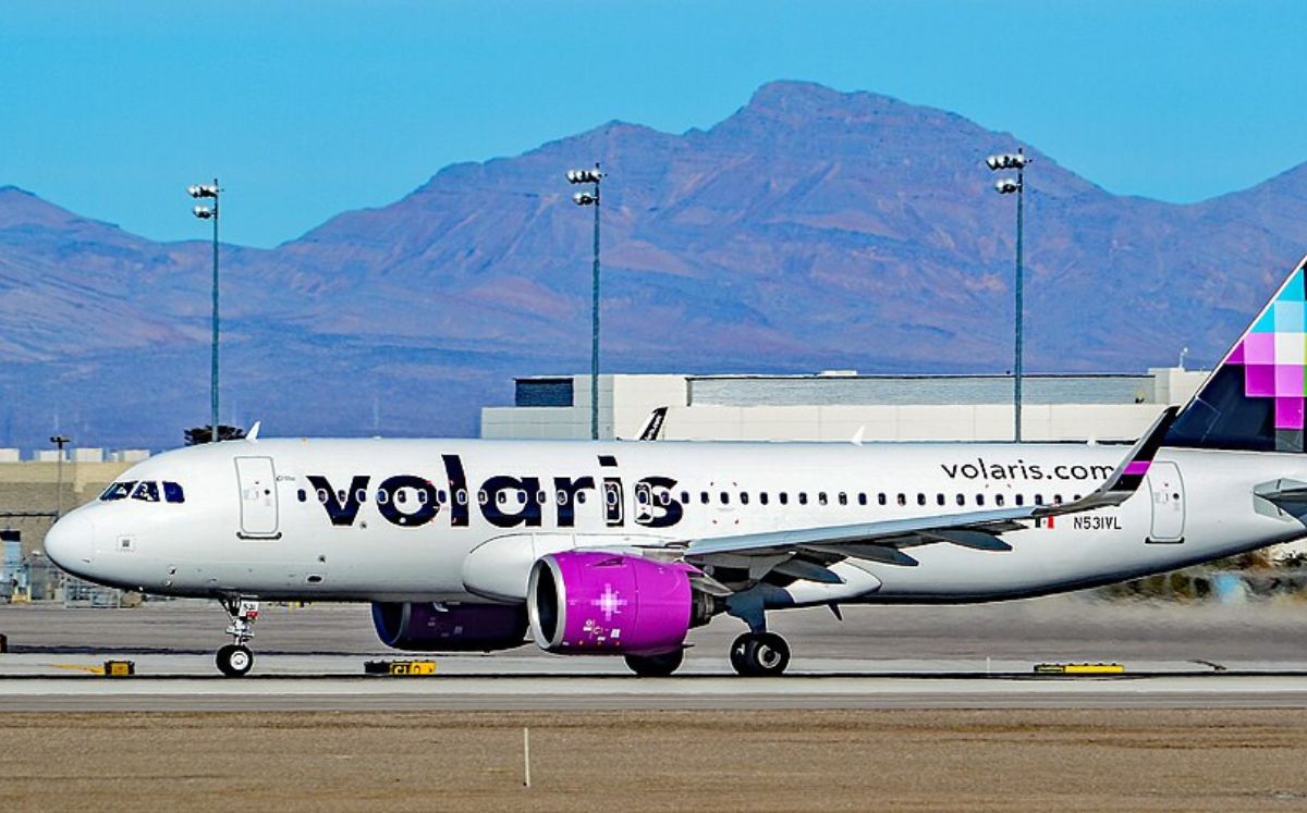 Altos impuestos y costos operativos llevaron a la aerolínea a suspender sus rutas regionales desde El Salvador, reduciendo opciones de bajo costo.