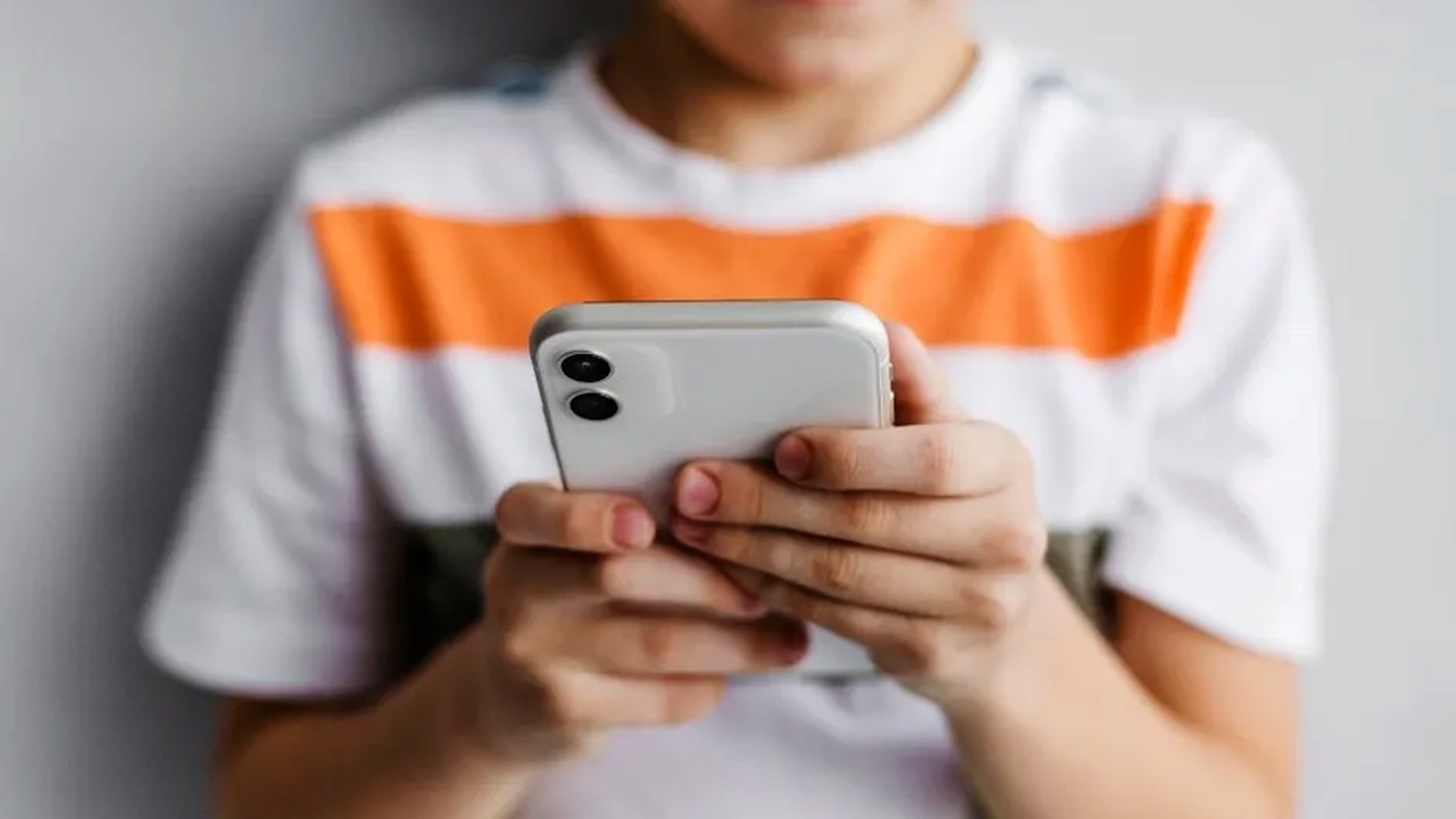 Grecia prohibiría acceso a redes sociales a menores de 15 años