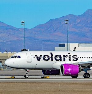 Altos impuestos y costos operativos llevaron a la aerolínea a suspender sus rutas regionales desde El Salvador, reduciendo opciones de bajo costo.