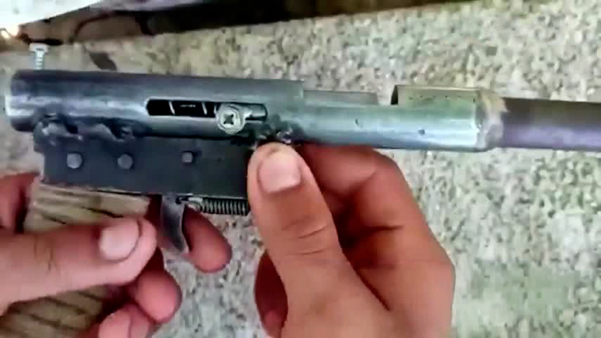 Hallan arma hechiza construida con alambres y tubos | VIDEO