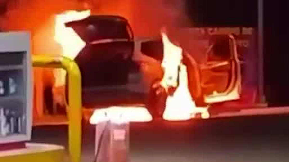 Vehículo se incendia en Alajuelita | VIDEO