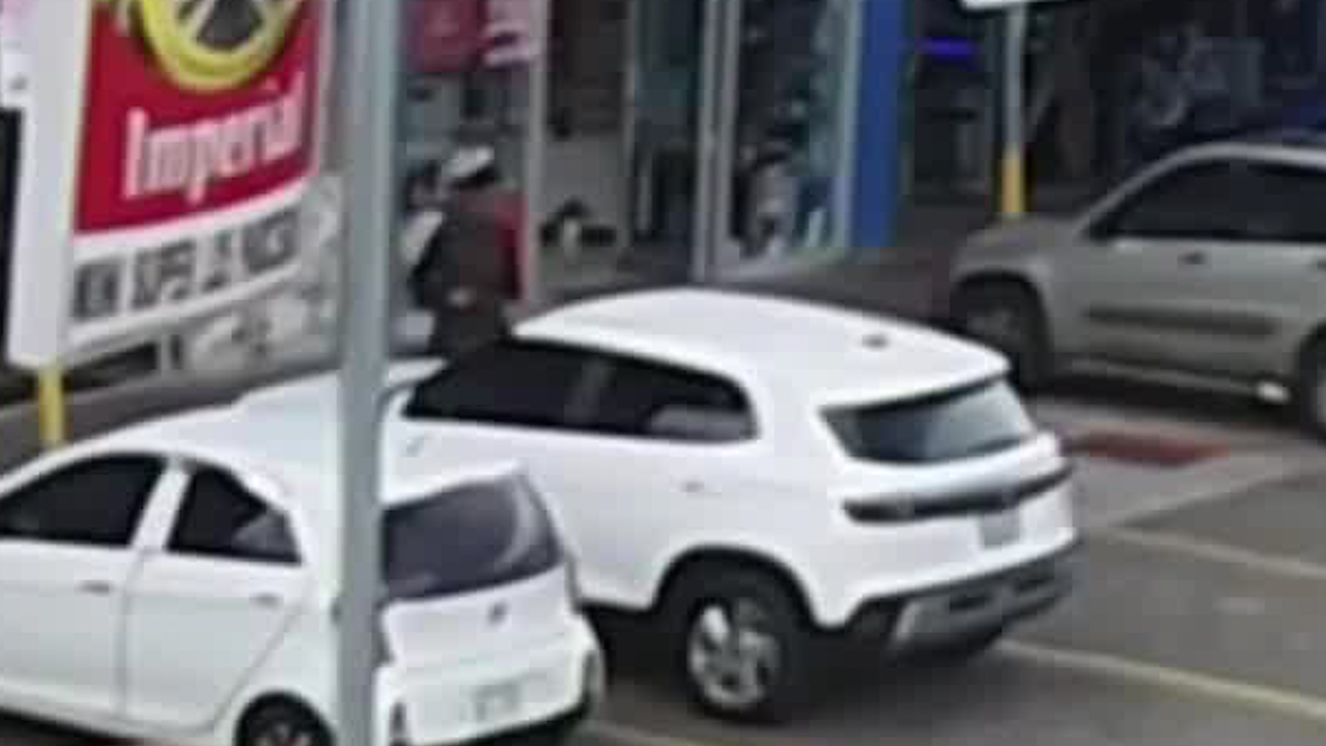 Hombre vigiló negocio antes de cometer robo | VIDEO