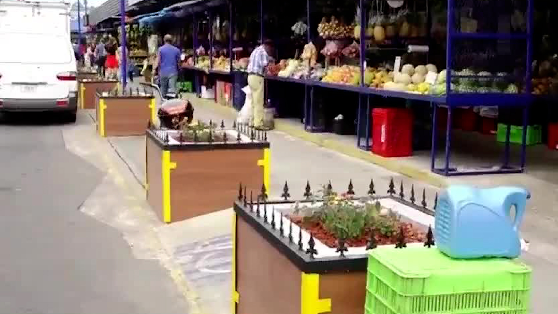 Adulto sufre caída cerca de jardineras de mercado de Cartago