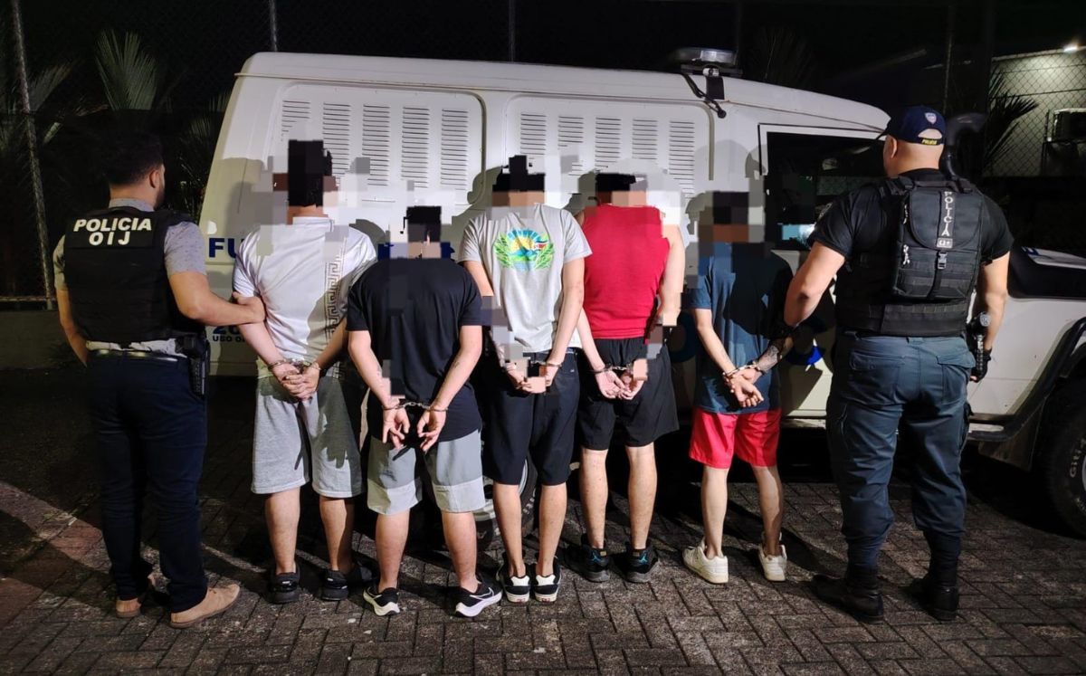 Sospechosos detenidos por los agentes judiciales. (OIJ)