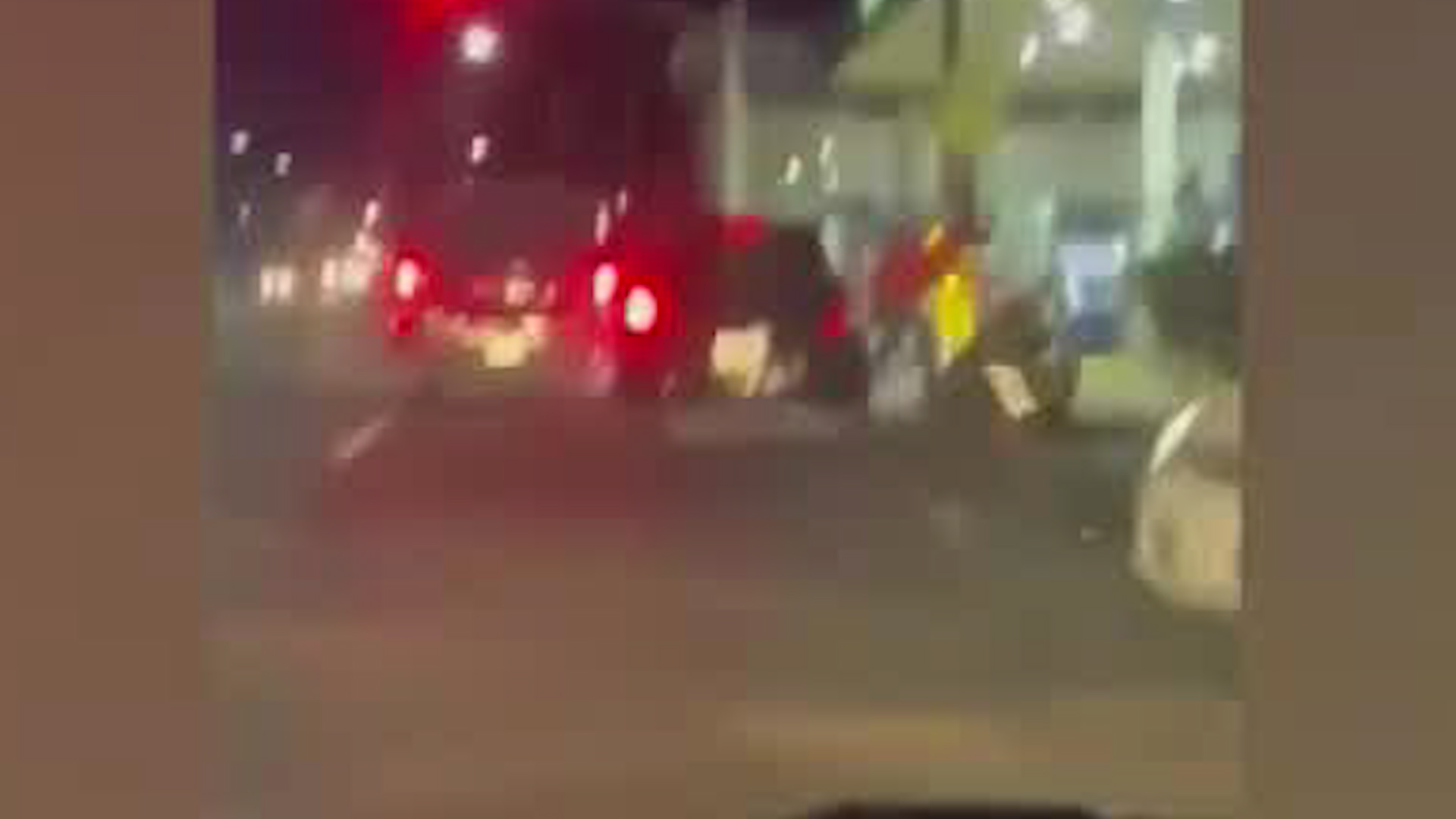 Discusión vial termina con dos peatones atropellados | VIDEO
