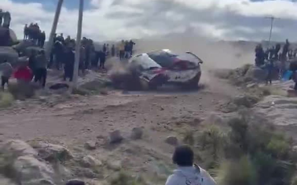 El automóvil impactó contra un grupo de espectadores.
