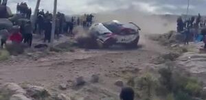 El automóvil impactó contra un grupo de espectadores.