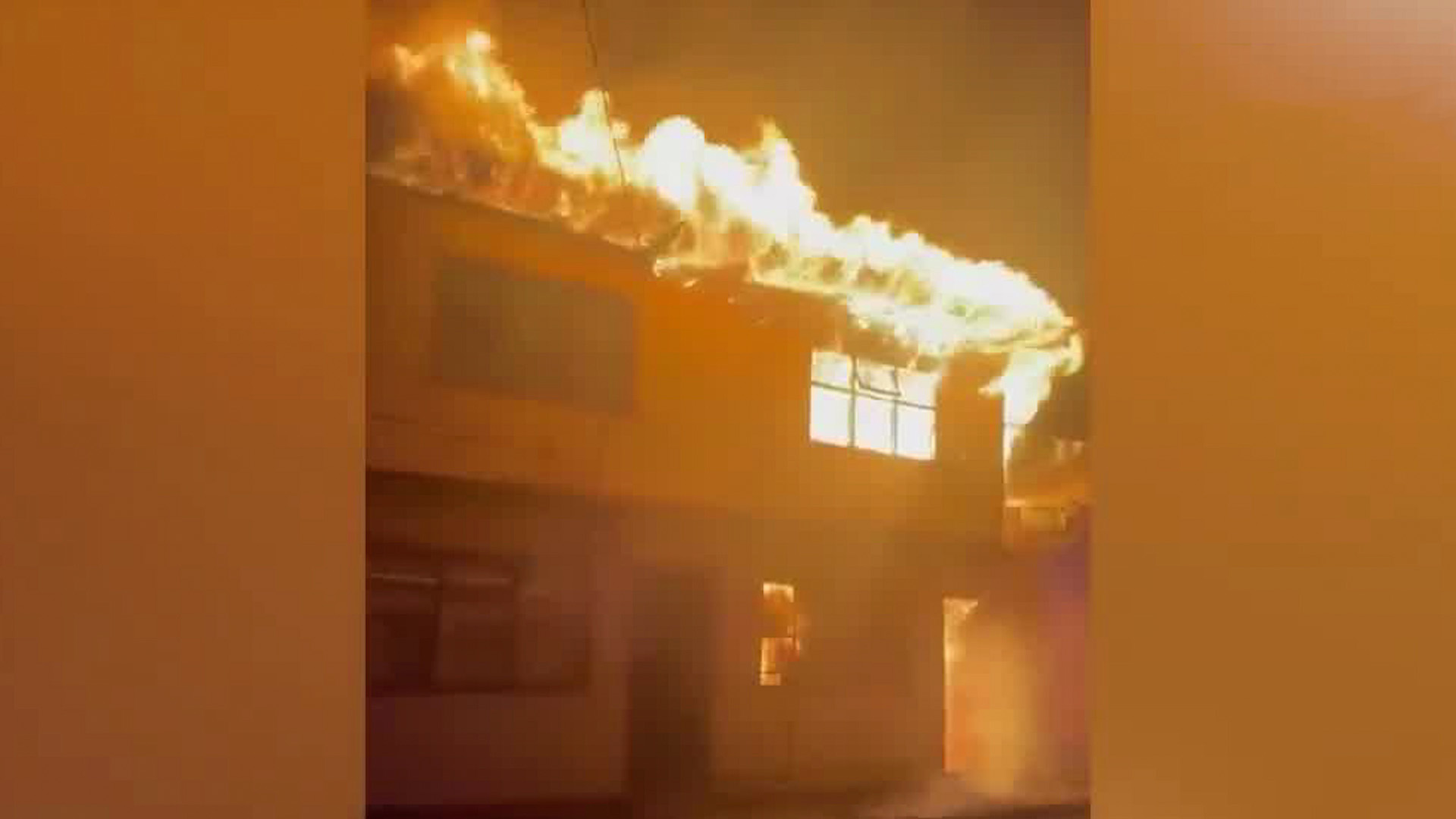 Familia pierde todo tras incendio presuntamente intencional | VIDEO