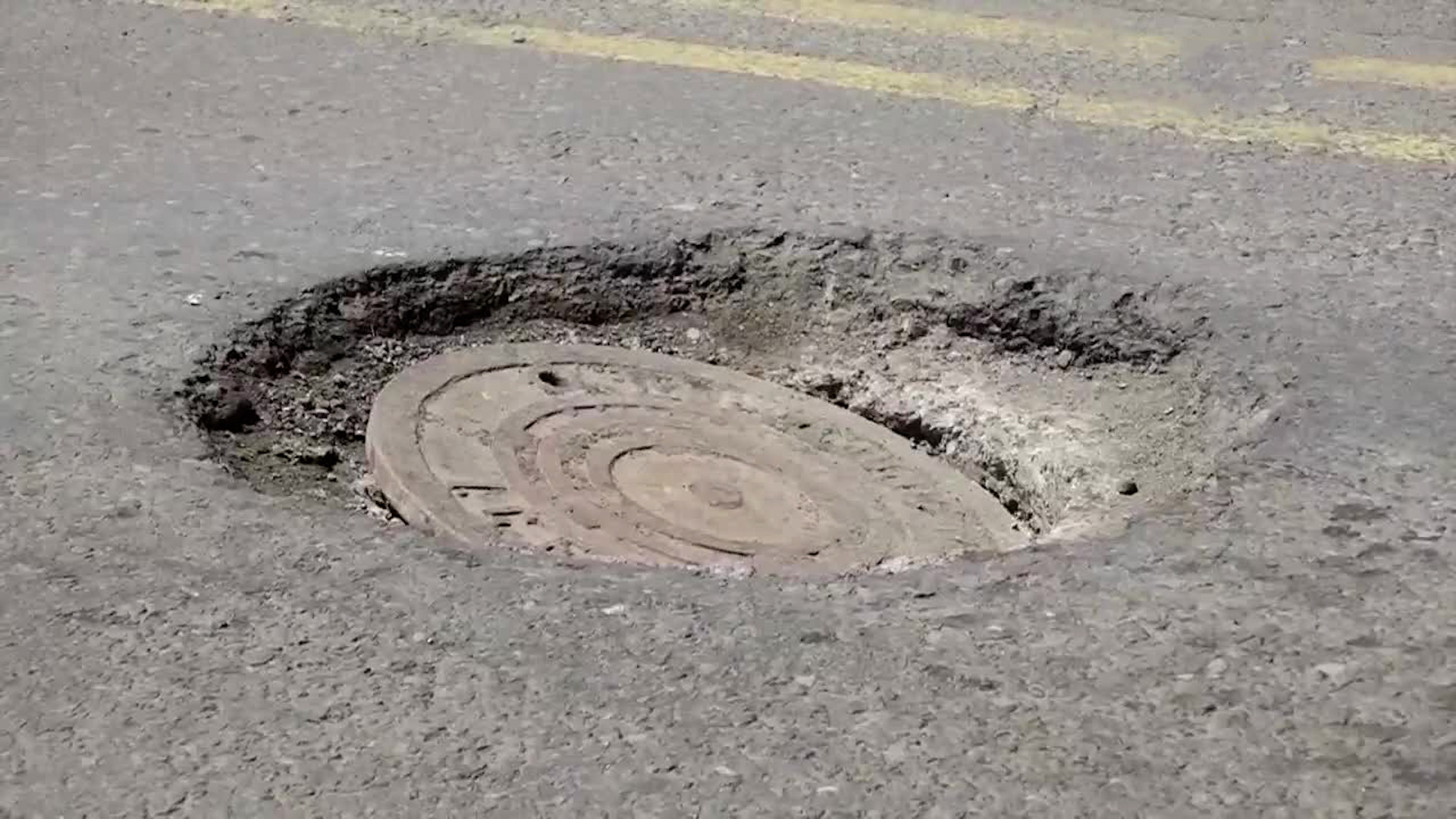 Alcantarilla genera peligro en Paraíso | VIDEO