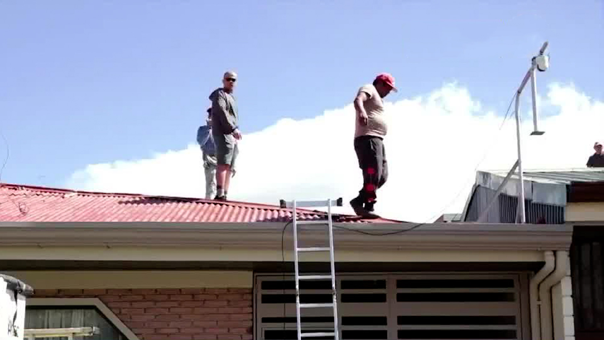 Vecinos de Heredia ‘corren’ para reparar viviendas